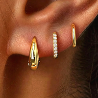 Ensemble de 3 boucles d'oreilles créoles en C plaqué or 18 carats pour plusieurs piercings, avec zircone cubique en forme de goutte épaisse pavée, empilables, en cuivre inaltérable, par Fashion Designer