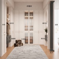 Salle à manger en cristal |   Armoires modulaires en verre cintrées |   Table en marbre blanc |   Pieds en forme d'anneau dorés |   Lustre à étages |   Charnière |