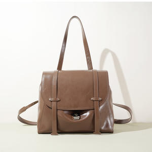 Porte-documents pour ordinateur portable en cuir véritable personnalisé pour femmes avec finition Crazy Horse, fermeture à bouton, style tendance - Product Image 1