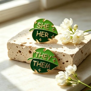 Broches en émail en forme de feuille avec pronoms SHE HER THEY THEM, en alliage de zinc, badge de revers, broche d'identité de genre, bijou cadeau - Product Image 1