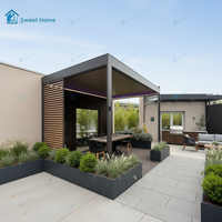 Pergola bioclimatique motorisée moderne Sweet Home en aluminium avec toit à lames orientables et éclairage LED pour jardin et terrasse extérieurs