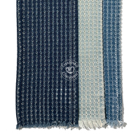 Tissu denim bleu au crochet, 70% coton, 9,5 oz, avec positionnement de trous parallèles, perforé, traité, fabriqué en usine