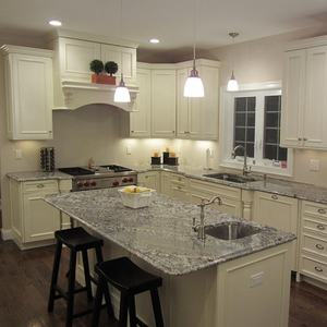 การออกแบบตู้ครัวภาพวาดไม้และสีขาวแบบคลาสสิกระดับไฮเอนด์แบบกําหนดเองขนาดเล็ก - Product Image 1