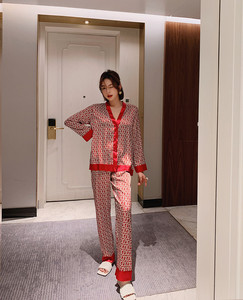 Silk Loungewear <span class=keywords><strong>XXL</strong></span> Plus Size <span class=keywords><strong>pigiama</strong></span> da <span class=keywords><strong>donna</strong></span> Set <span class=keywords><strong>pigiama</strong></span> con scollo a V Design Luxury Cross Letter Print <span class=keywords><strong>pigiama</strong></span> - Product Image 6