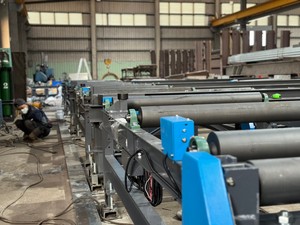 Línea de producción de viga automatizada tipo Y, máquina de sierra de cinta de doble inglete de sujeción hidráulica de alta velocidad - Product Image 5
