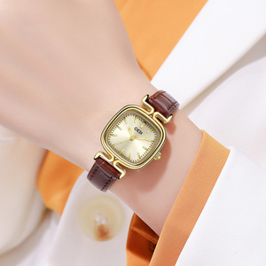 Reloj de cuarzo cuadrado con esfera verde para mujer y correa de piel de cocodrilo negra - Product Image 3