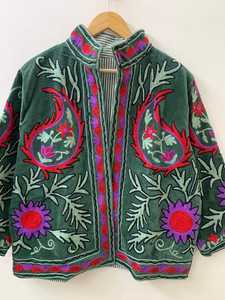 เสื้อแจ็คเก็ตปักลายสัตว์สีเขียวกำมะหยี่ ผ้าฝ้ายระบายอากาศได้ดี เป็นมิตรกับสิ่งแวดล้อม สไตล์อุซเบก สำหรับเทศกาลฤดูหนาว - Product Image 4