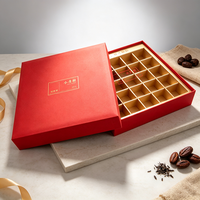 Boîtes cadeaux rigides rouges de luxe en papier texturé, emballage personnalisé pour chocolats et cadeaux avec pelliculage mat et logo estampé à chaud