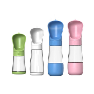 Botella para beber agua y comida para <span class=keywords><strong>mascotas</strong></span> portátil impermeable al aire libre mejorada al por mayor - Product Image 1