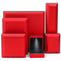 Boîte à bijoux LED en gros pour bagues et colliers avec lumière - Boîte à bijoux créative en cuir PU rouge et plastique avec logo personnalisé et éclairage LED