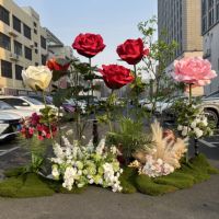 Übergroße Künstliche Rosenblume aus Kunststoff mit Einzelstiel in Rot, Rosa oder Orange für Maßgeschneiderte Einkaufszentrum-Dekoration und Florale Requisiten