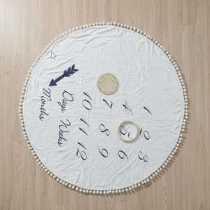 Impression personnalisée Garçon Fille, Accessoires de photographie pour bébé Pompon Boule Flanelle Polaire Tapis rond Tapis pour bébé <span class=keywords><strong>Couverture</strong></span> de jalonnement mensuel - Product Image 1