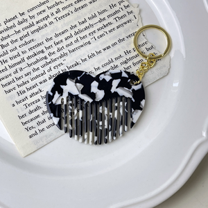 Llavero de acrílico con forma de corazón al por mayor, bonito colgante para bolso para niñas, mini llavero de caparazón de tortuga, accesorio de moda duradero y ecológico - Product Image 3