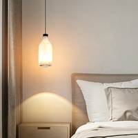 Lampe suspendue en forme de bouteille en albâtre, texture de marbre blanc naturel, abat-jour en pierre en forme de bouteille avec capuchon en métal noir