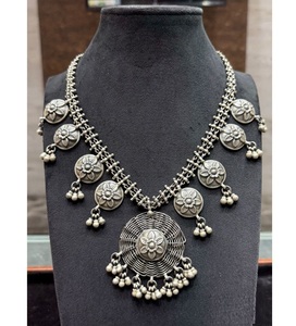 Collar con Dije Plateado Clásico para Mujer, Diseño Moderno que Realza la Belleza Natural para Bodas Hindúes - Product Image 5