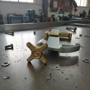 Abrazaderas de Panel Ajustables Industriales Galvanizadas de Alta Resistencia para Andamios, Construcción de Edificios y Uso en Exteriores - Product Image 1