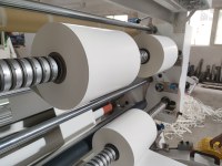 Machine de découpe et de rembobinage compacte pour la fabrication de rubans adhésifs et de rouleaux d'étiquettes de petite taille