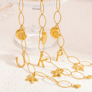 สร้อยข้อเท้าสแตนเลสสตีล 18K สีทอง พร้อมจี้ตัวอักษร ประดับเท้าสำหรับใส่ไปชายหาด - Product Image 1