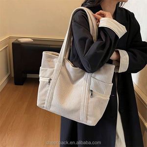 Sac fourre-tout en toile grande capacité avec revêtement imperméable pour femmes, idéal pour la gym, le yoga, le pilates et les activités sportives - Product Image 2