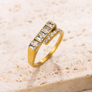 Bague minimaliste irrégulière en acier inoxydable plaqué or 18 carats avec cristaux CZ carrés et ronds, empilable, pour femme - Product Image 4