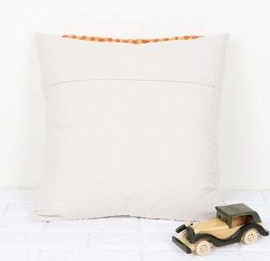 Funda de Cojín Decorativa para el Hogar con Estampado Cuadrado Boho a Rayas en Color Marfil y Amarillo con Flecos - Product Image 2