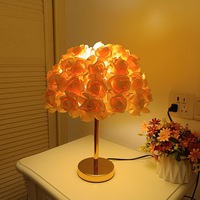 Lampe de table à pétales de rose blanche, base dorée, LED, lumière chaude, pour chambre à coucher, chevet, salon, décoration romantique, abat-jour floral, cadeau lumineux