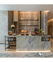 Ensemble de comptoir de bar de buffet d'hôtel commercial écologique avec réfrigérateur intégré, design contemporain, surface solide en acrylique, 6 places assises