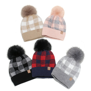 Bonnets en tricot pour femme <span class=keywords><strong>avec</strong></span> <span class=keywords><strong>pompon</strong></span> en fourrure Buffalo Plaid Cuff Winter Soft Warm Ski Cap Winter Christmas Hats - Product Image 1