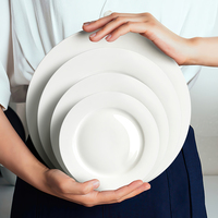Juego de platos de porcelana china personalizados con logotipo, platos de cerámica blanca modernos para cenas elegantes y bodas.