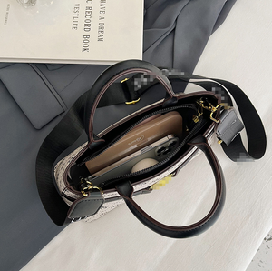 Bolsos de Hombro de Diseñador para Mujer Guesses, Bolso Bandolera de Cuero PU con Monograma Elegante y Correa Ancha - Product Image 5