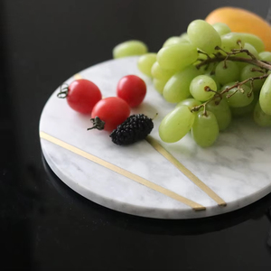 Bán Buôn Tùy Chỉnh Thiết Kế Tự Nhiên Carrara Trắng Vòng Đá Cẩm Thạch Đá Pho Mát Hội Đồng Quản Trị Cắt Board Với Brass - Product Image 6