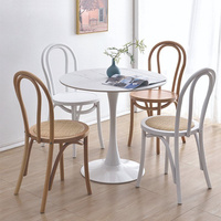 Chaise de salle à manger empilable classique en résine imitation bois, durable, pour événements, vente en gros