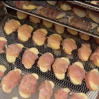 Friandises à mâcher en gros de viande de canard séchée par les fabricants, tranches de viande de canard enveloppées de poire/pomme, friandises pour chiens et chats