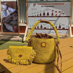 Sac à main en paille tissé à la main de style crochet, texture douce, mode bohème, avec une ambiance bohème chic et une doublure en raphia - Product Image 1