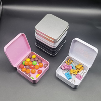 Boîte/étui/caisse carrée en fer blanc 70x70x23mm blanc/noir mat/rose avec charnière pour préservatifs ou chocolats – Vente en gros