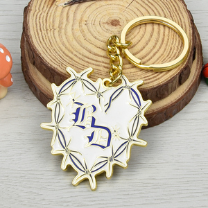 حلقات مفاتيح معدنية مخصصة بشعار شخصي من مصنع متخصص، مصنوعة من سبائك الزنك ومطلية باللون الذهبي بتقنية القص المعدني - Product Image 3