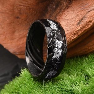 Nouvelle conception Bague en acier Damas martelé <span class=keywords><strong>noir</strong></span> 8MM avec incrustation de feuille d'argent galaxie et météorite pour Hommes Femmes, Bague de mariage, de fête ou de promesse - Product Image 3