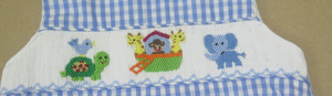 Combinaison pour bébé fille en coton premium rose à carreaux, faite à la main, avec manches bouffantes à volants et motif animalier - Product Image 5