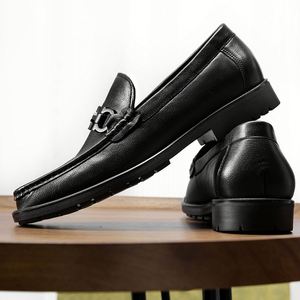 Sandales en cuir véritable faites à la main pour hommes, de qualité supérieure, à bout rond, avec boucle latérale, respirantes et antidérapantes, style décontracté et professionnel - Product Image 5