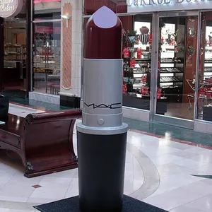 Accesorios de exhibición gigantes de cosméticos, estatua de resina de lápiz labial, escultura de lápiz labial para exhibición cosmética