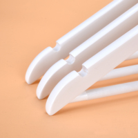 Cintre en bois blanc promotionnel pas cher en gros