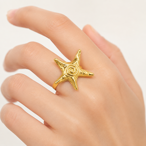 Anillo Ajustable de Estrella de Mar en Espiral, Acero Inoxidable, Chapado al Vacío en Oro de 14K, Diseño Texturizado y Audaz - Product Image 4