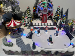Décorations de village de Noël à LED personnalisées <span class=keywords><strong>en</strong></span> usine, décorations de parc d'attractions, patinage, ornements de Noël <span class=keywords><strong>en</strong></span> résine, artisanat DIY, cadeaux - Product Image 4