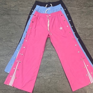 Pantalons de survêtement cargo en nylon et polyester pour hommes, style décontracté, noir uni, avec boutons latéraux et rayures, vente en gros d'usine - Product Image 3