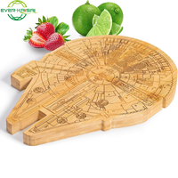 Planche à découper gravée Millennium Falcon-Accessoires de cuisine, cadeaux personnalisés faits à la main pour hommes