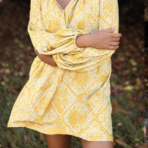 Vestido Mini Plisado con Estampado Floral de Verano, Cuello en V, Personalizado OEM, Alta Calidad, 100% Rayón, Estilo Bohemio - Product Image 2