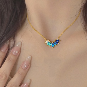 Collar con Colgante de Hoja Colorida con Circonita y Diamantes, Chapado en Oro de 18K, de Acero Inoxidable, Resistente al Agua y al Deslustre, para Mujer - Product Image 3