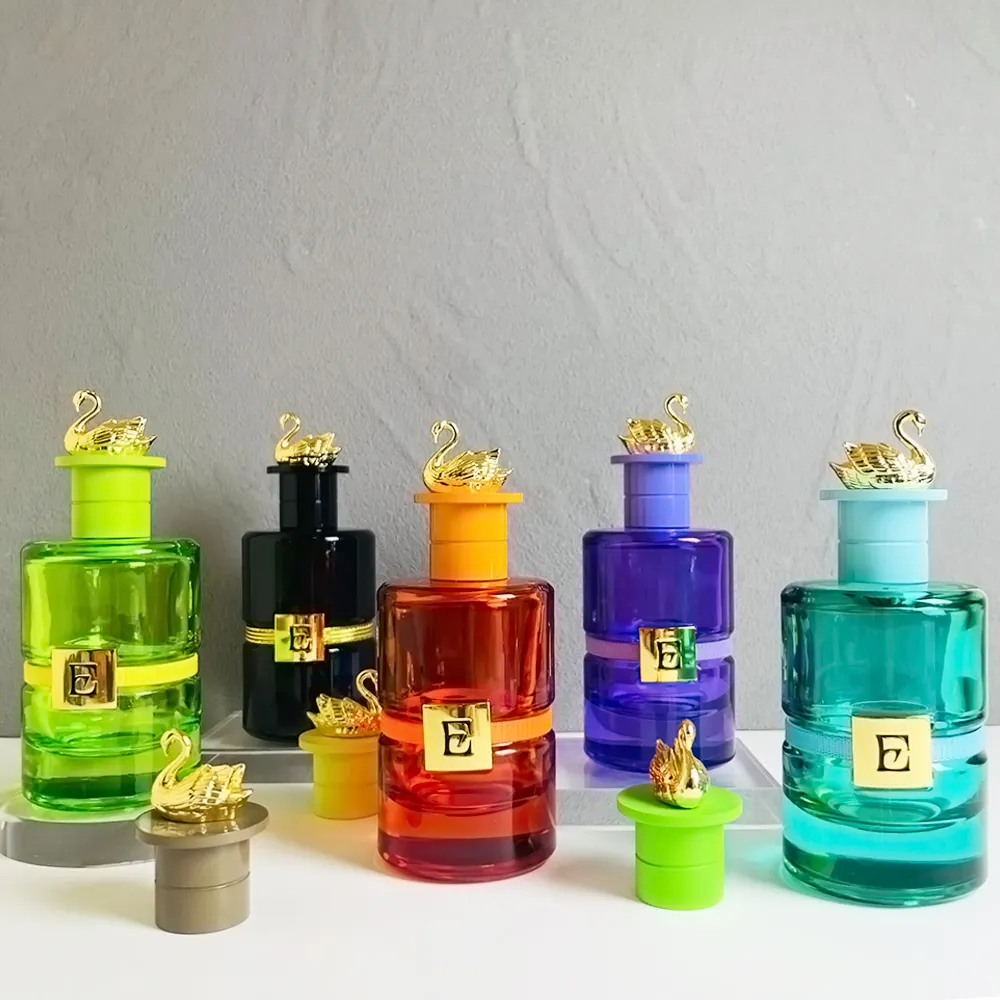 Frasco de vidro colorido para viagem, frasco redondo de 50ml com etiqueta personalizada, spray atomizador vazio para perfume e viagem com tampa de cisne