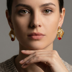 ต่างหูแฟชั่นรูปทรงเปลือกหอย ชุบทอง 18K ประดับเพชรซิคอน 5A ดีไซน์หรูหราสำหรับผู้หญิง - Product Image 2