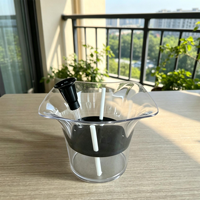 Pot de plante transparent élégant de style tulipe avec bord évasé et système d'irrigation passif pour la décoration de bureau